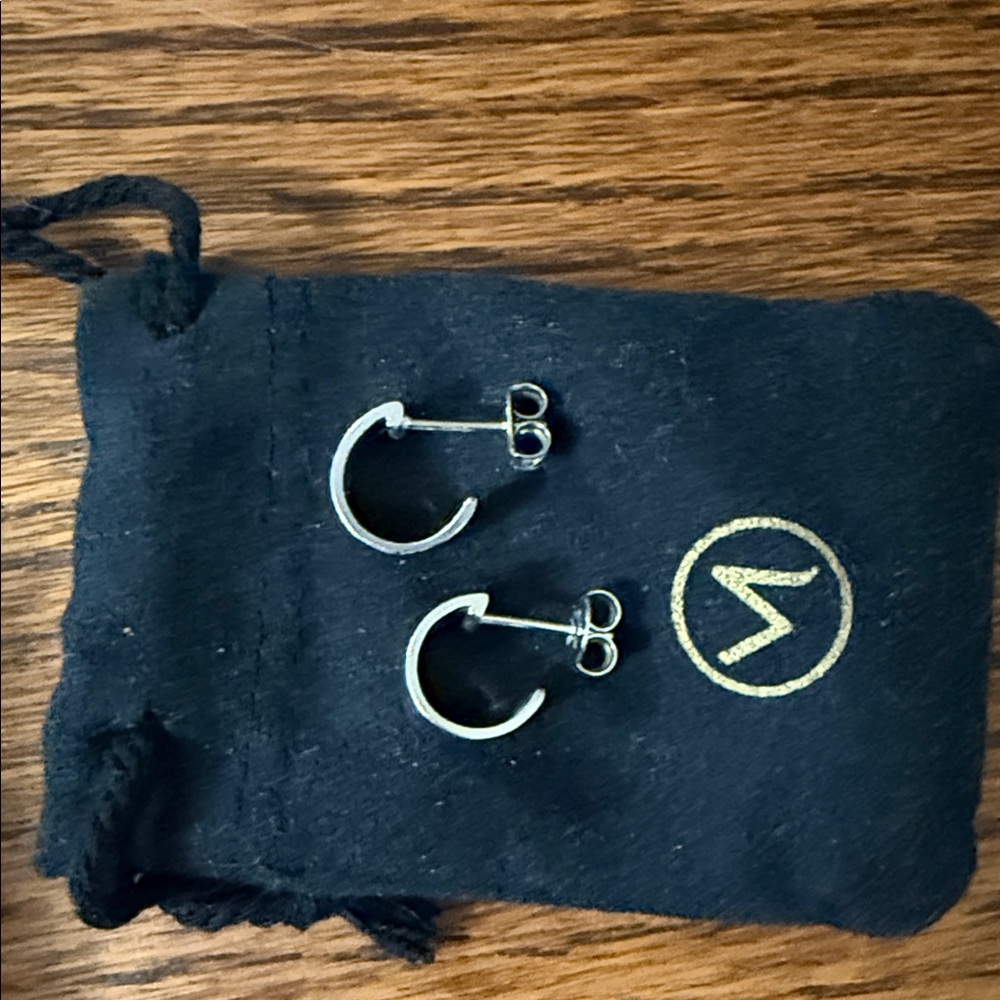 Mejuri Silver Boyfriend Mini Hoops - Picture 5 of 7